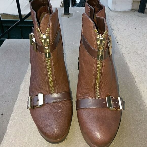 BCBGâwish bootiesâ - Picture 2 of 4
